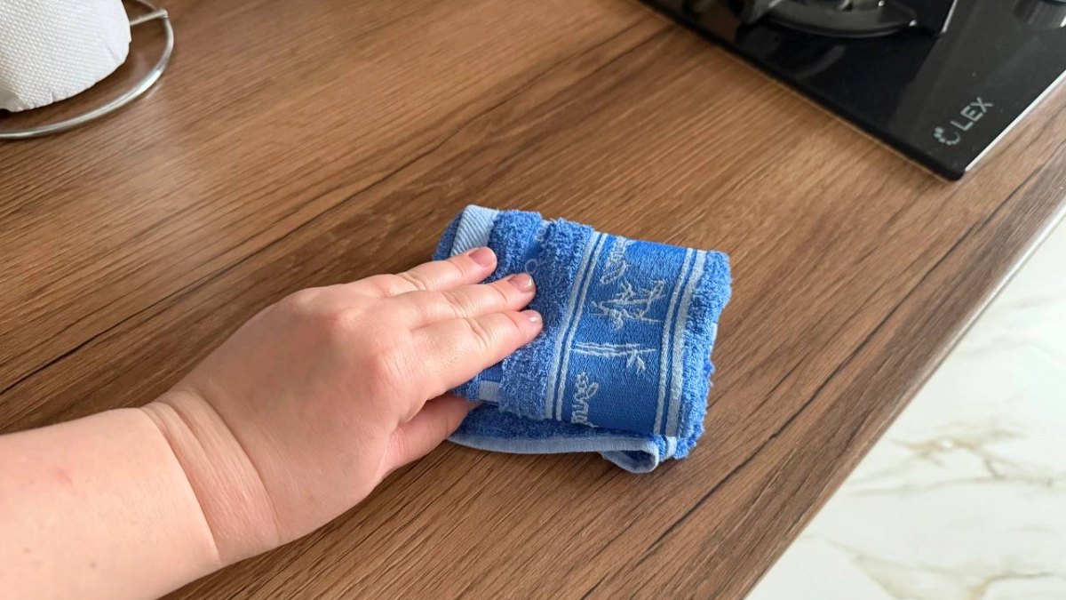 Тряпка с водой не поможет: назван простой способ, который заставит пыль облетать технику стороной