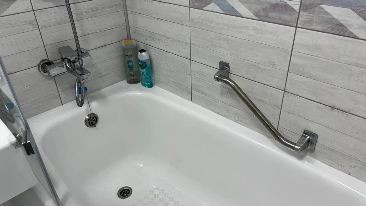 Хватит тратить деньги на химию: один старый порошок отмывает ванну до скрипа за 15 минут