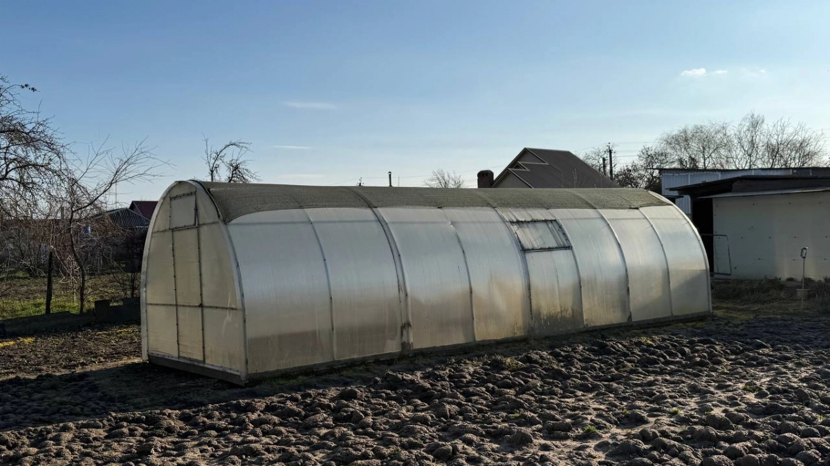 Забудьте про пленку и поликарбонат: нашли покрытие для теплиц, которое не рвется и не мутнеет десятилетиями