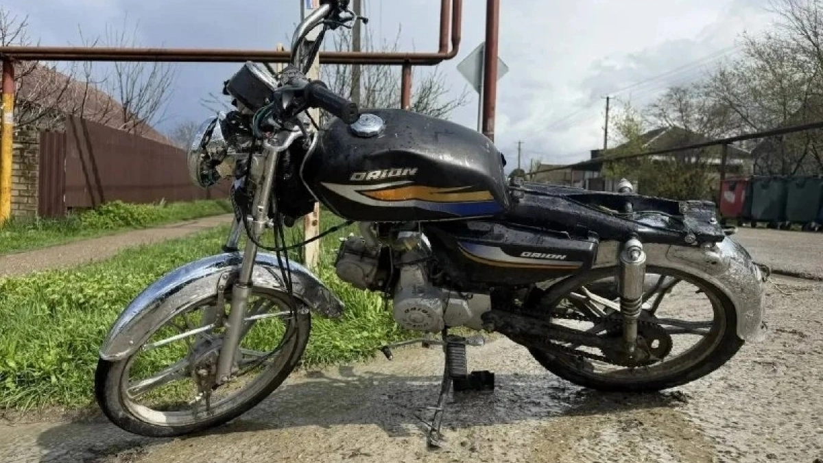 В станице Раевской под Новороссийском 15-летний водитель мопеда пострадал в ДТП, не уступив дорогу иномарке