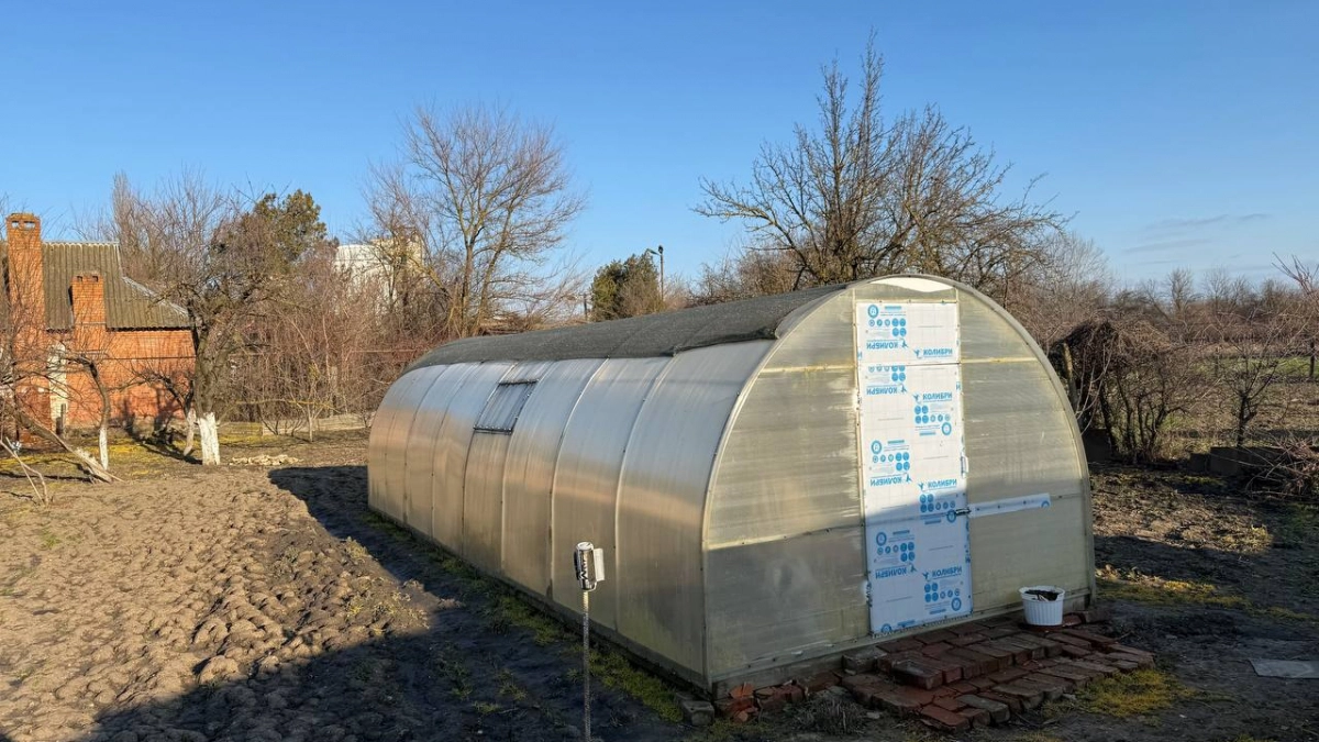 «Поставил и забыл»: пленка и поликарбонат сдают позиции — новое покрытие для теплиц гарантировано не рвется и не мутнеет годами