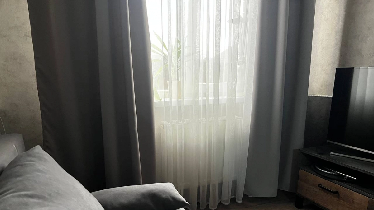 Шторы больше не вешают даже в спальнях: чем опытные дизайнеры заменяют их в 2026 году