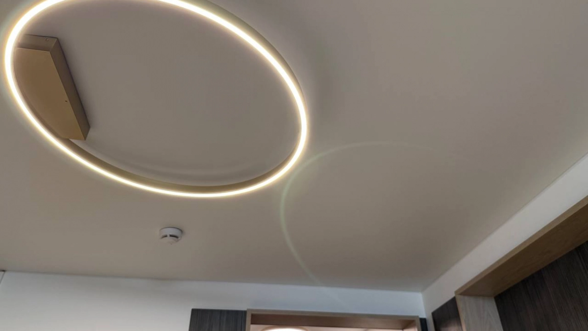 Потолки, от которых захватывает дух: натяжные давно в прошлом — 4 варианта, которые делают интерьер дорогим