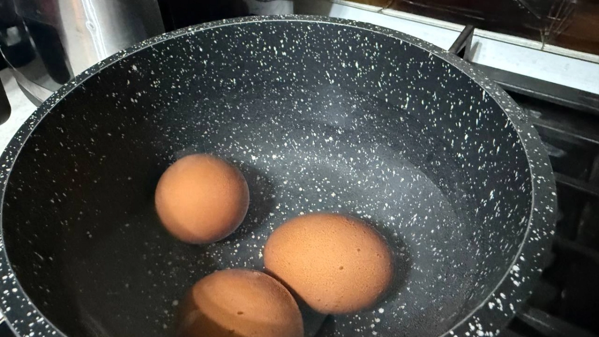 Возьмите уксус и соль: шеф-повар раскрыл секрет — яйца на Пасху не треснут и очистятся за секунду