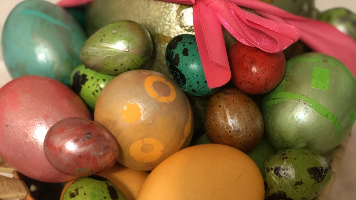 Беру кофе, какао и крахмал: крашу яйца так, что соседки в шоке — никто не верит, что это своими руками