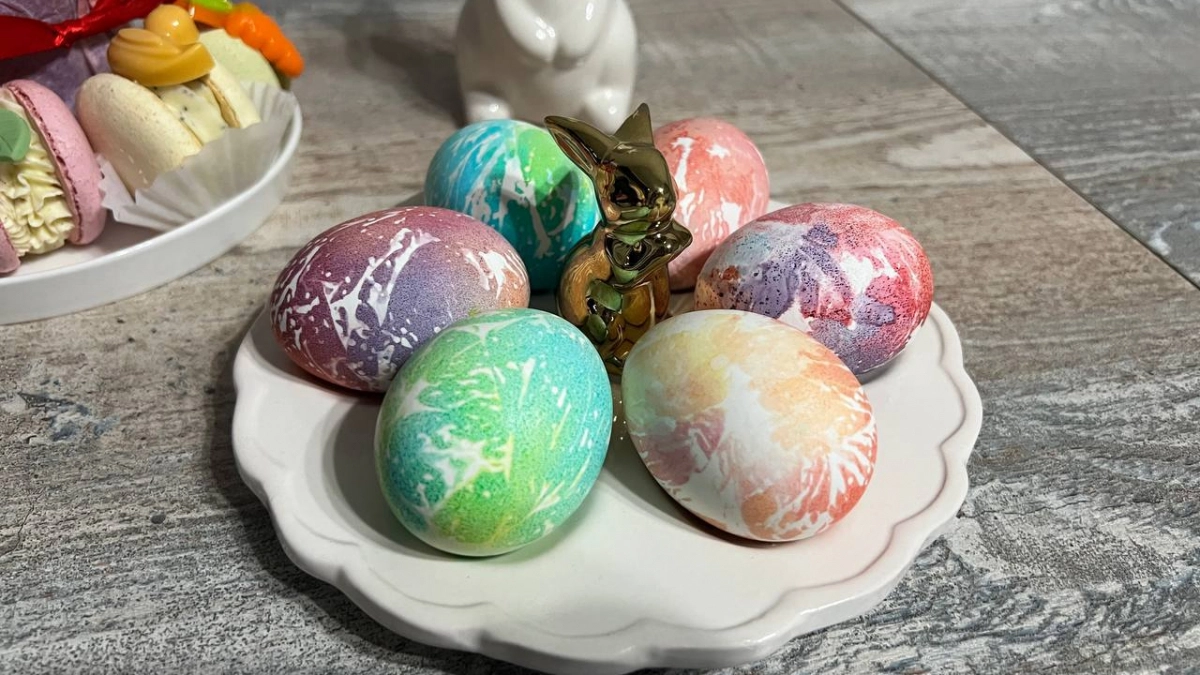 Вместо луковой шелухи: три способа покрасить яйца на Пасху, от которых соседки обзавидуются