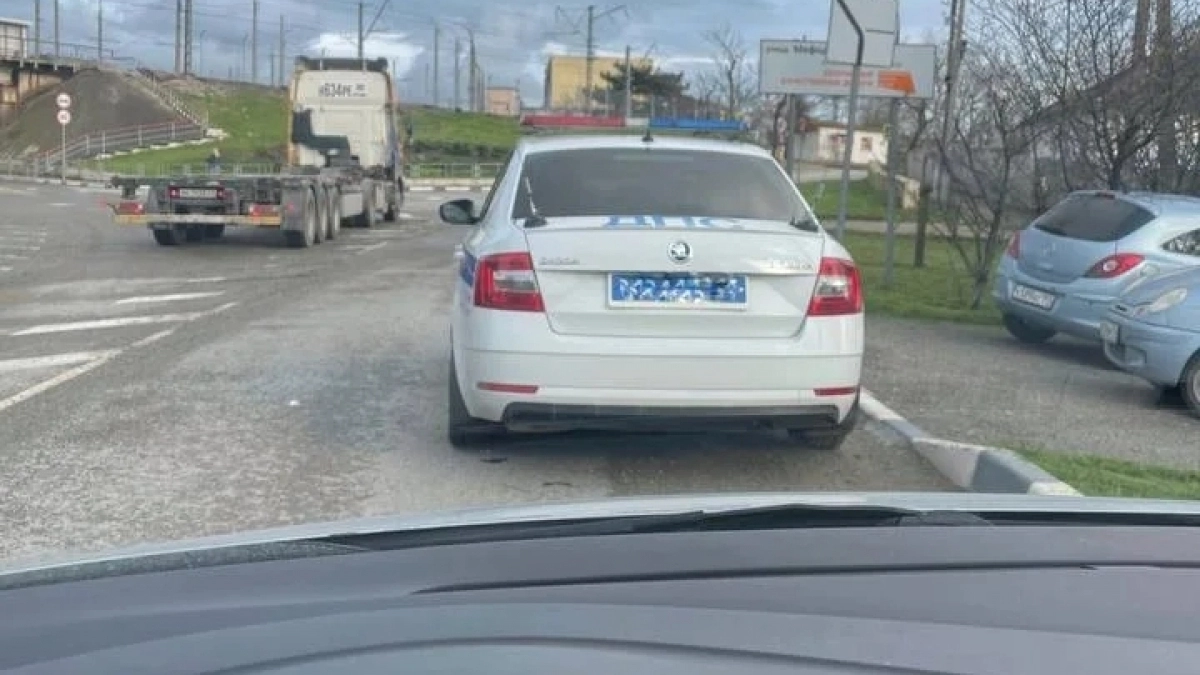 Новороссийцы рвут колеса и тренируются ездить «змейкой»: дороги города испещрены глубокими ямами 