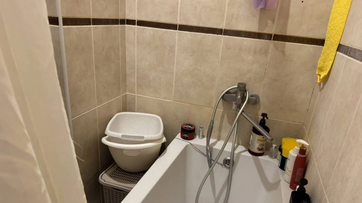 Затирка, плесень и вечная уборка: чем дизайнеры предлагают заменить плитку в ванной в 2026 году