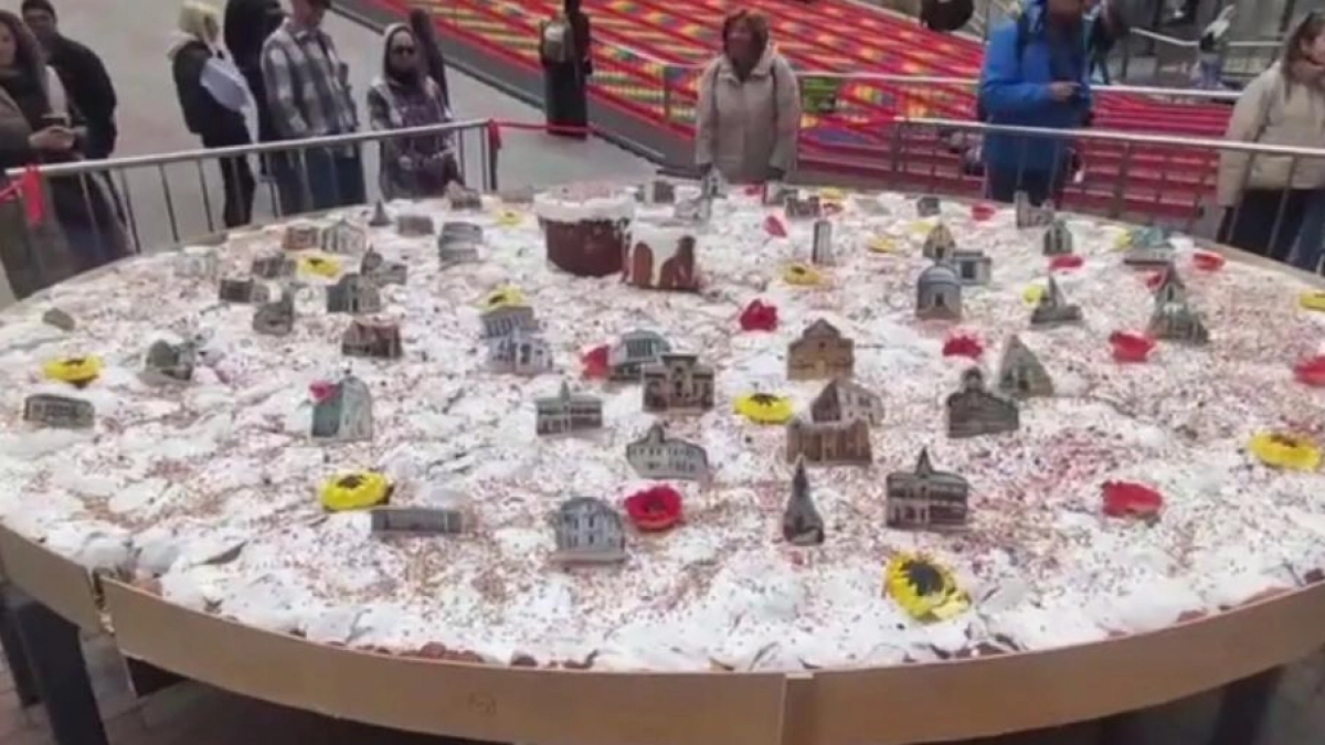 В Крыму испекли гигантский кулич весом 600 килограммов и диаметром 3,5 метра  