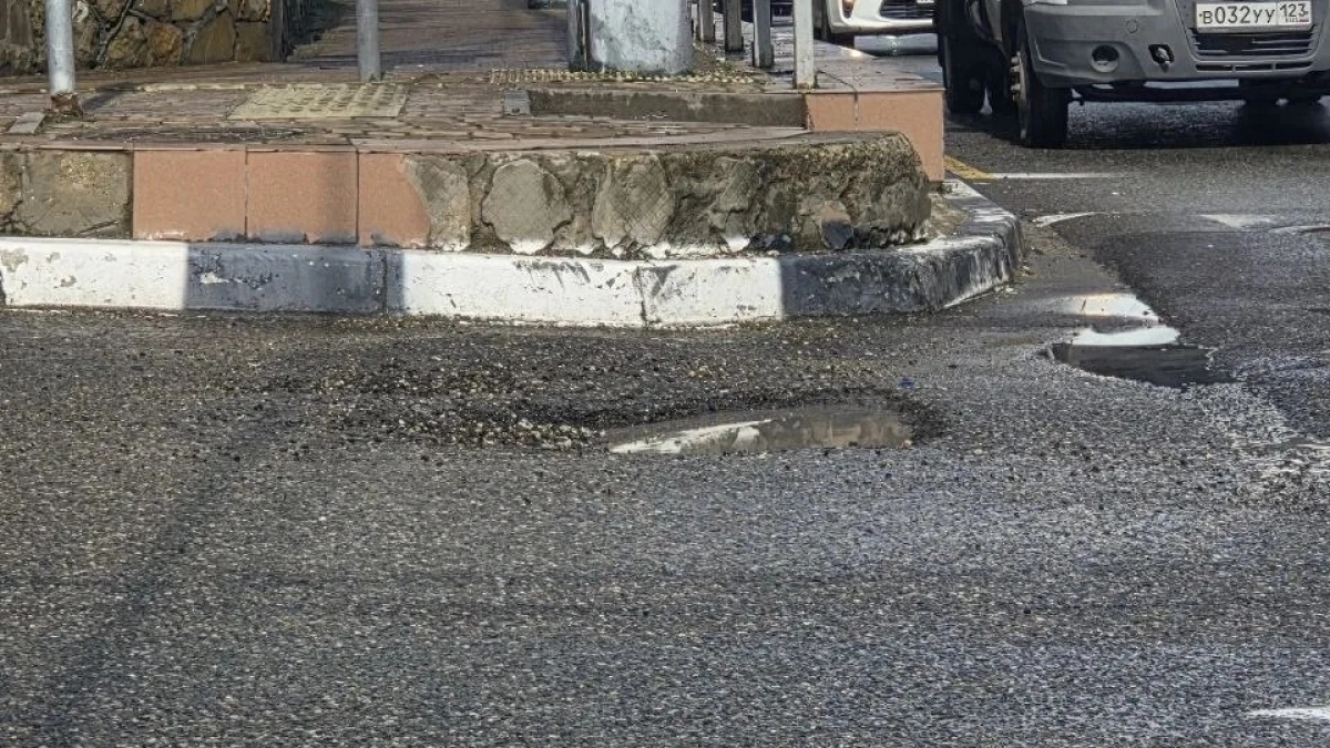 Лунные кратеры и порталы в другое измерение: новороссийцы требуют отремонтировать ямы на дорогах  