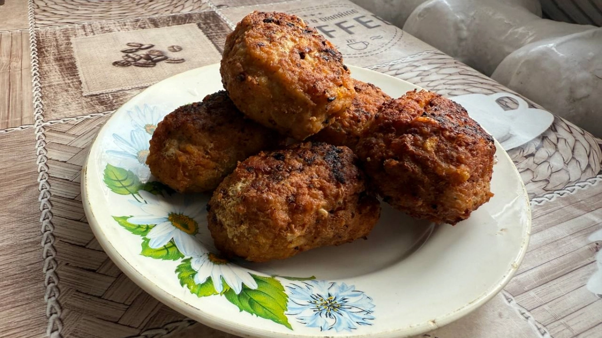 Никогда не трите лук на тёрку: повара назвали лучший способ для котлет — вы удивитесь