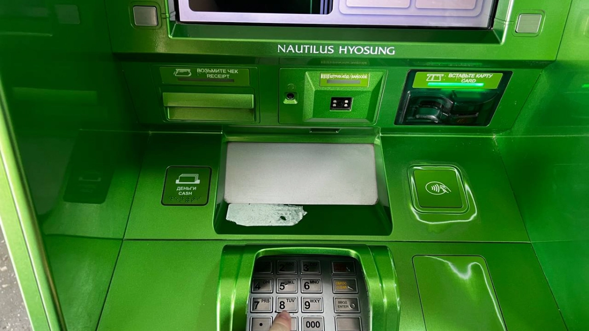 Не берите чужую карту в банкомате: новая схема мошенников - попадаются даже самые осторожные