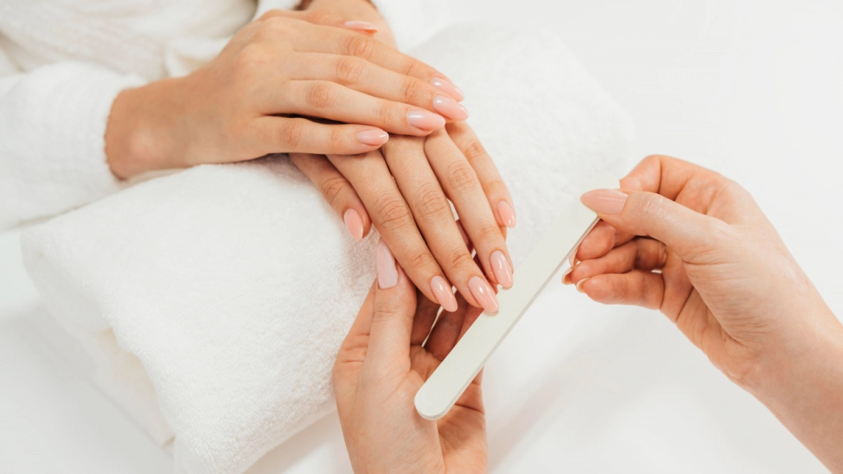 Ногти выдают возраст: эти 5 оттенков лака заставляют кожу рук «сбросить» десяток лет