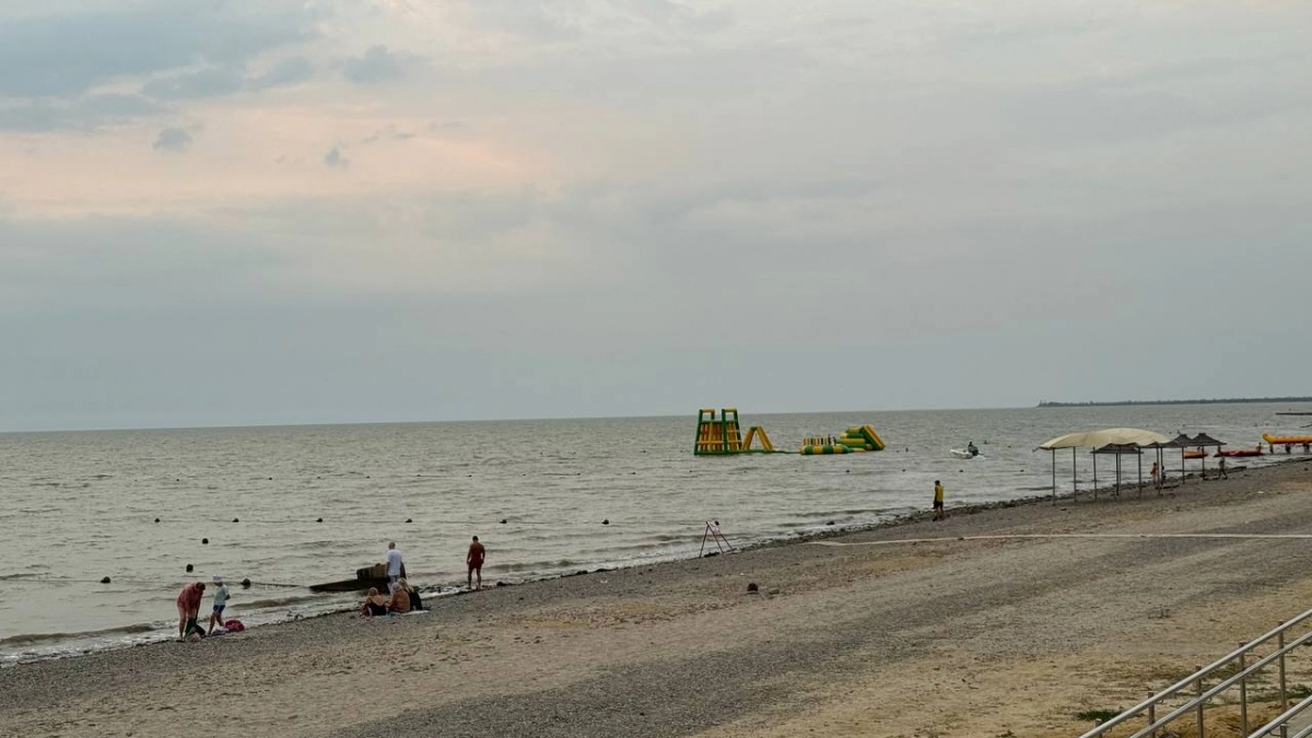 Пляжи в мусоре, а местные смотрят косо вслед: 5 курортов России, куда лучше вообще не соваться летом 2026 года