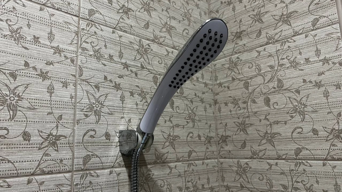 Копеечный трюк с пакетом: душевая лейка за ночь становится как из салона сантехники — напор злой, хром слепит