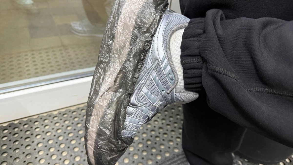 Соседи крутят пальцем у виска, а я скупаю бахилы упаковками: 5 дачных и домашних хитростей, которые спасут в апрельскую грязь