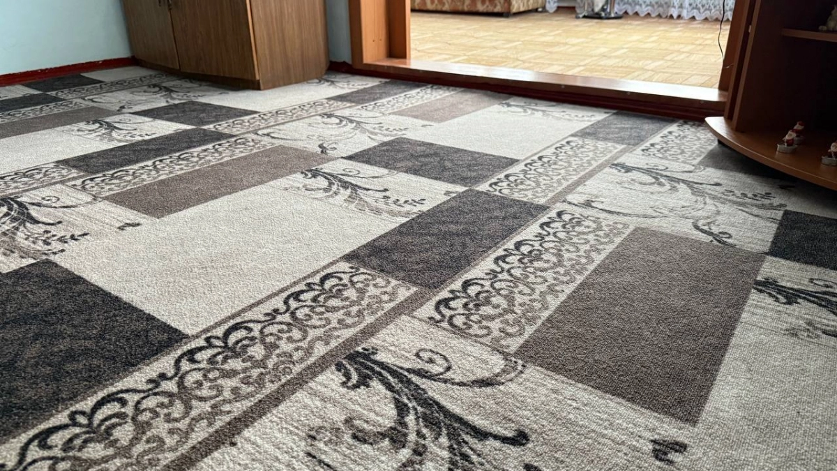 Ковер от стенки до стенки — это вчерашний день: что стелют на пол в Европе и почему наши дизайнеры уже подхватили тренд