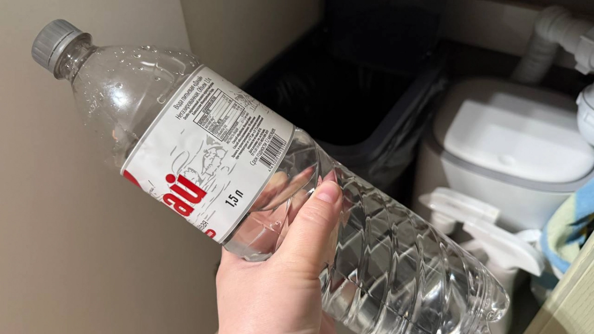 Соседи крутят пальцем у виска, а я выпрашиваю у них пустые бутылки: 4 способа превратить балкон в джунгли, не потратив ни рубля