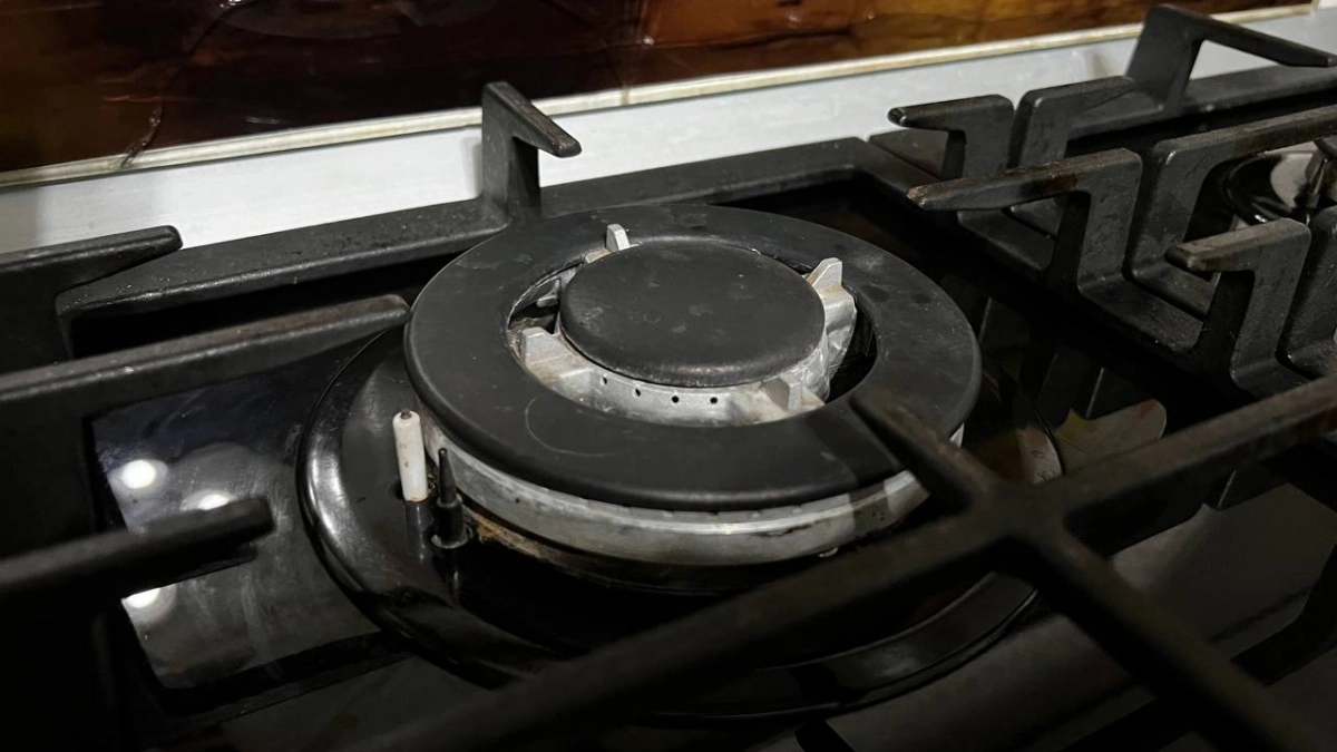 Кидаю пару ложек этого порошка в таз с кипятком — и решётка плиты сама сбрасывает нагар, пока я сплю