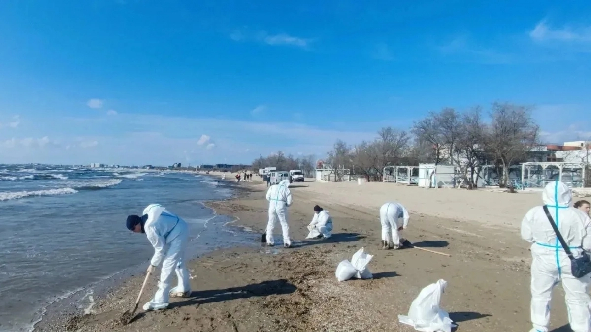 Курортный сезон под вопросом? На центральный пляж Анапы выбросило мазут: загрязнены 170 метров берега 