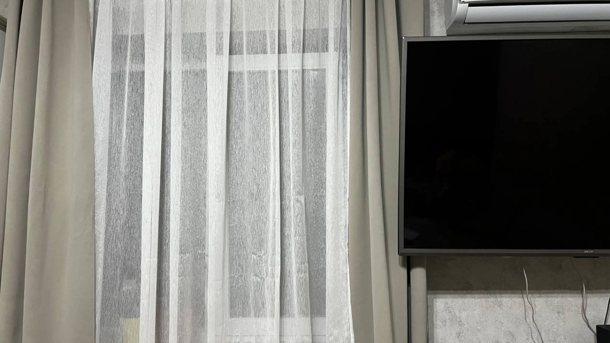 Шторы больше не вешают даже в спальнях: чем опытные дизайнеры заменяют их в 2026 году - топовая идея