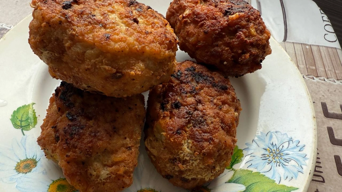 Котлеты перестали скукоживаться на сковороде: старый прием из общепита — добавляю 2 ложки этой крупы и забываю о сухом фарше