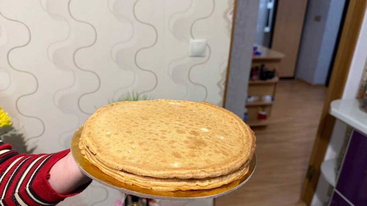 Добавьте в тесто полчашки кипятка: блины покроются ажурными узорами и не порвутся при переворачивании