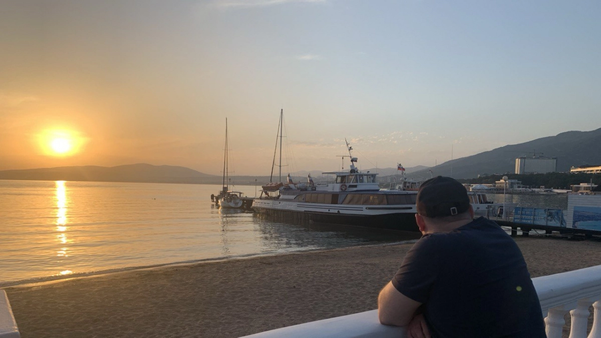 Пока все ломанулись в Сочи платить по 300 тысяч: эти 3 поселка у Черного моря, где майский загар обойдется как пара походов в ресторан