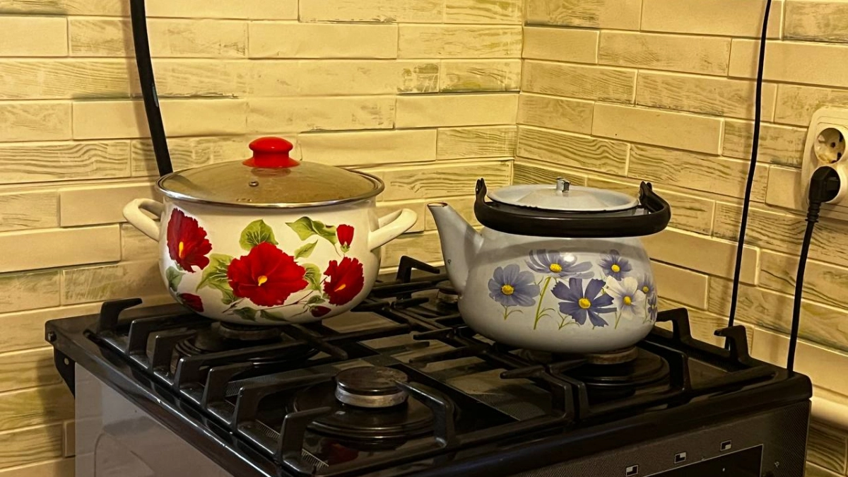 Вылейте это в чайник и забудьте про скрежет металлической губки: две ложки дешевого порошка смоют накипь, пока вы пьете кофе