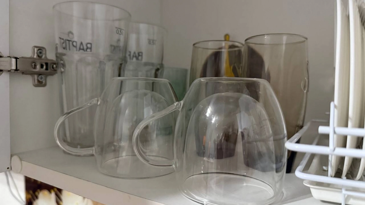 Наклейки с новой посуды больше не отдираю: 1 капля — и слезают сами, а ногти целые и красивые