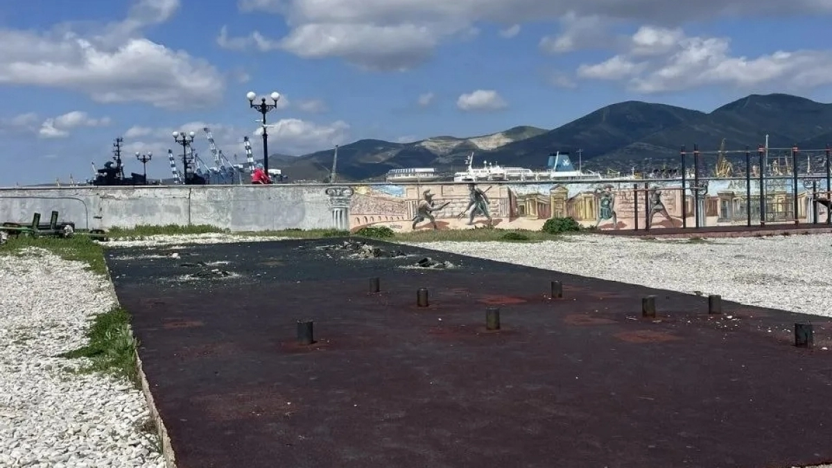   На пляже «Дельфин» в Новороссийске временно демонтировали тренажёры: к лету здесь появится вторая «Точка спорта» 