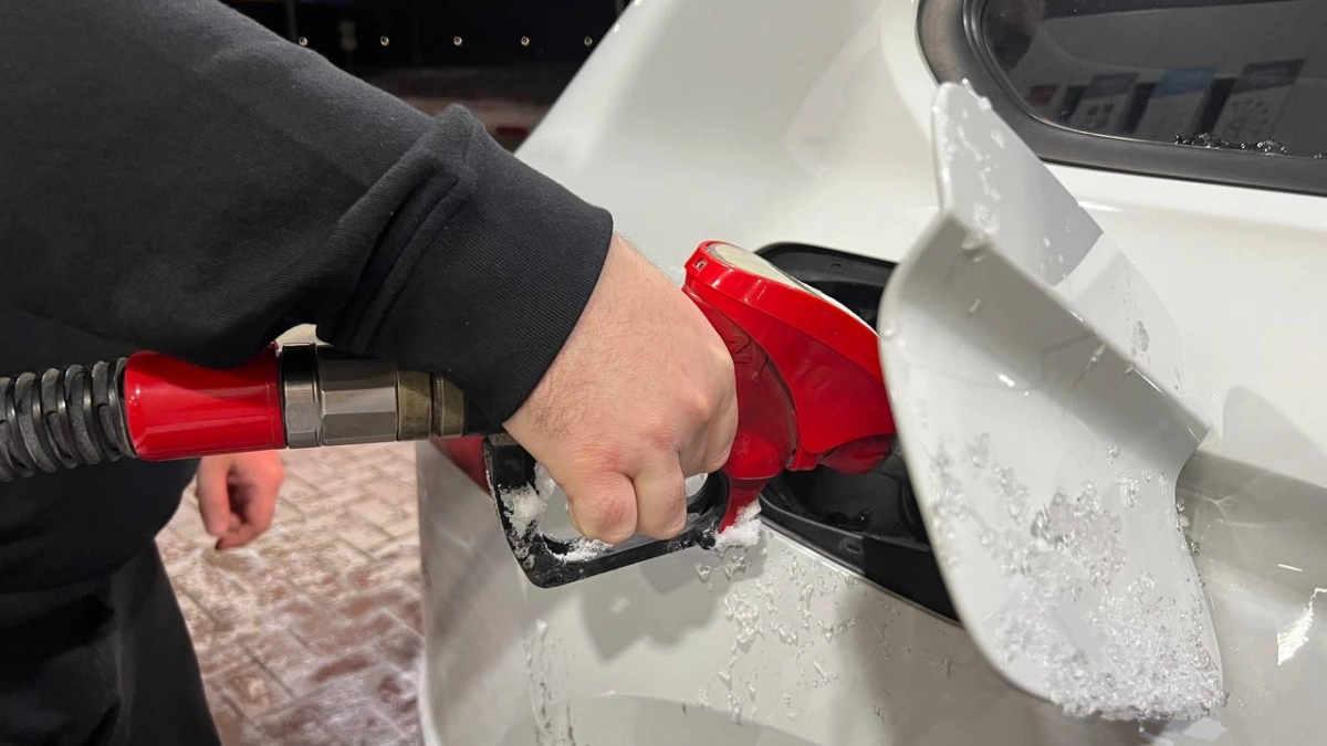 На заправках вводят железное правило: с мая к колонке без предоплаты лучше не подъезжать