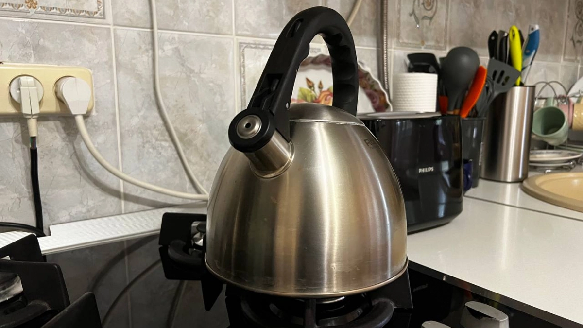 Высыпал в чайник две ложки этого порошка и залил соком: накипь слезла пластами, даже губкой тереть не пришлось