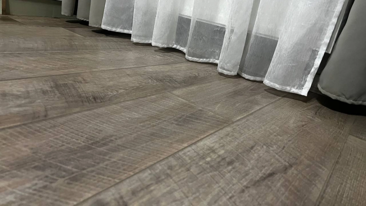Ламинат отправляется на свалку истории: строители хором перешли на этот пол — он не боится влаги и тёплый для ног