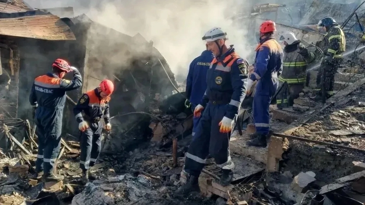 В Туапсе вторые сутки разбирают завалы: под руинами дома ищут тело 14-летней девочки 