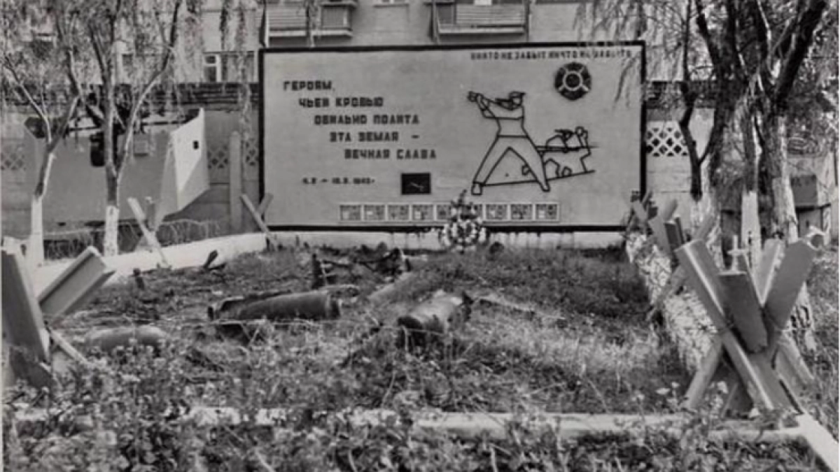 История в камне: с мемориальной стены «Место боев 1943 года» в Новороссийске бесследно исчезли бронзовые кубки – тайна покрытая мраком 