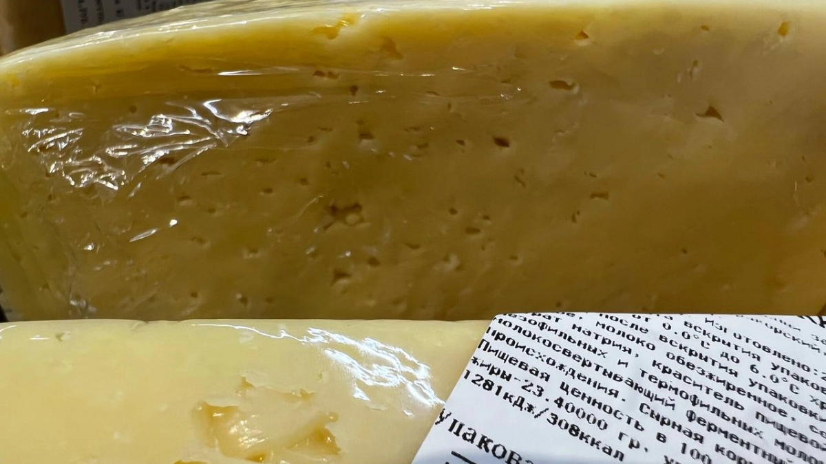 Вам продают не сыр, а химию: 4 признака подделки, которые видит каждый, но игнорирует