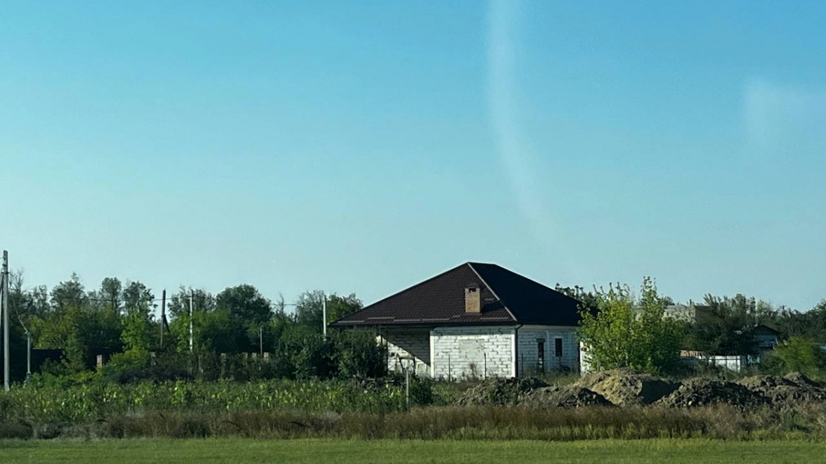 Муж хотел обшить старый дом сайдингом за 200 тысяч, а я взяла кисть и уложилась в 3 000 — теперь соседи фотографируют наш фасад