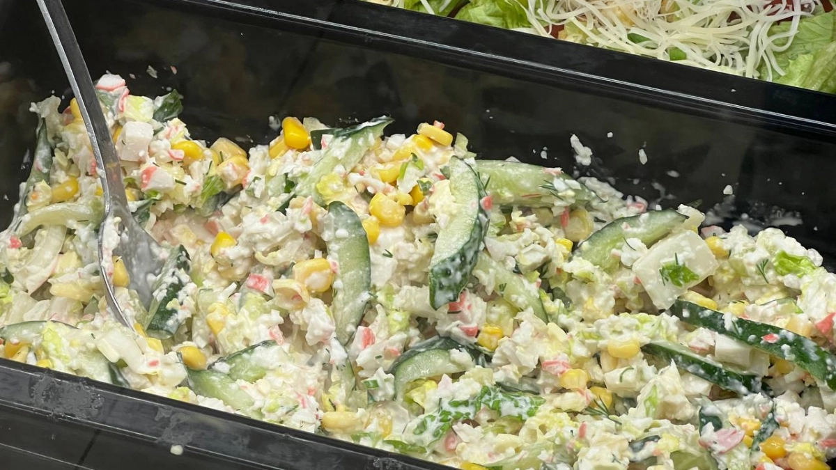 Выбросьте рис из холодильника: готовлю тот самый крабовый салат по-весеннему — сочно так, что добавку просят даже те, кто на диете