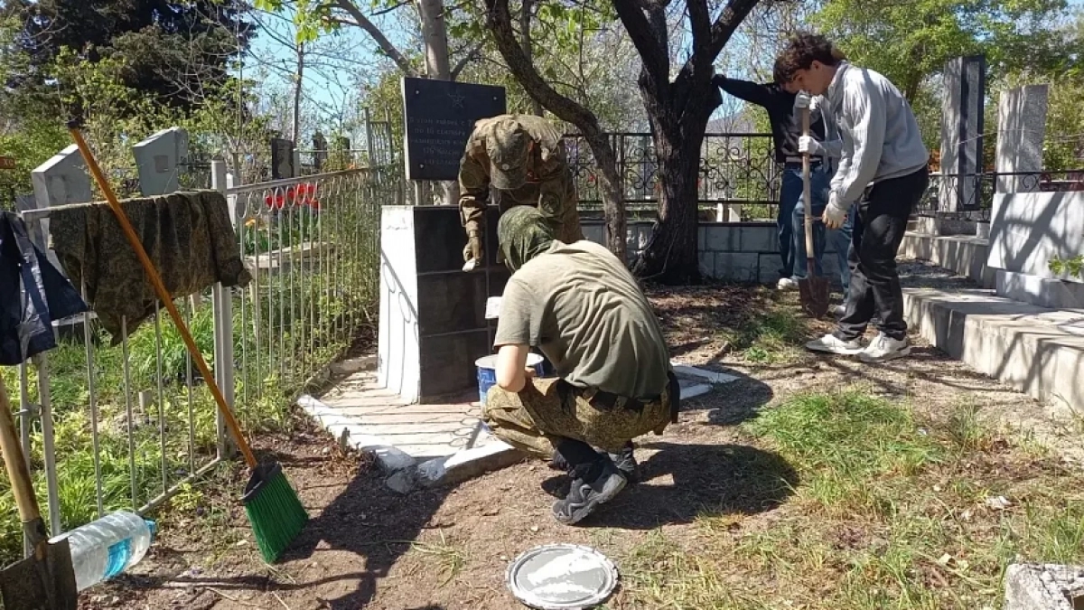 Не ради галочки, а по зову сердца: тысячи горожан вышли на субботник у памятников войны