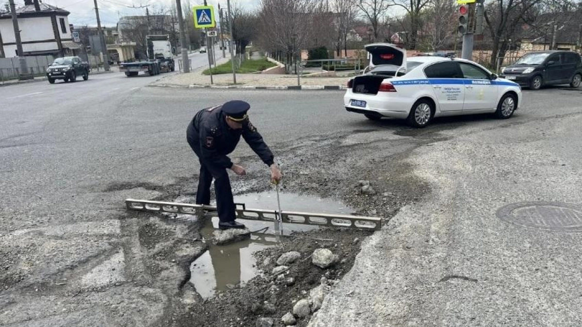 ГОСТ против «кратеров»: колёса новороссийцев проигрывают битву с ямами