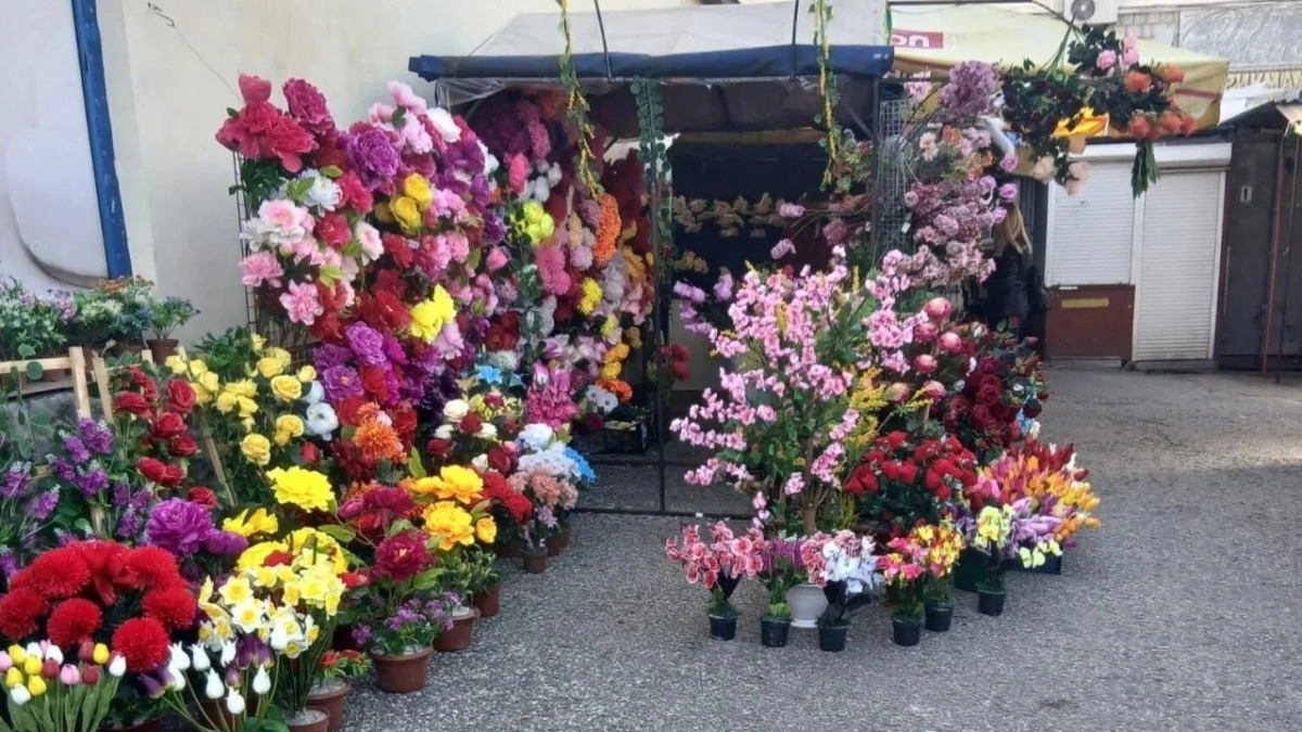 Тюльпаны от 100 рублей: в Новороссийске в преддверии Радоницы цены на искусственные цветы для кладбищ сравнялись со стоимостью живых 