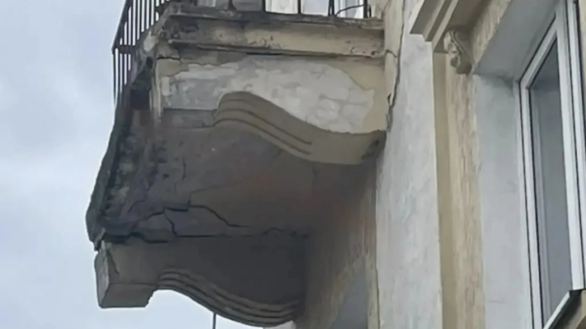 Новороссийцы боятся, что балконы в центре города скоро рухнут на головы прохожих 