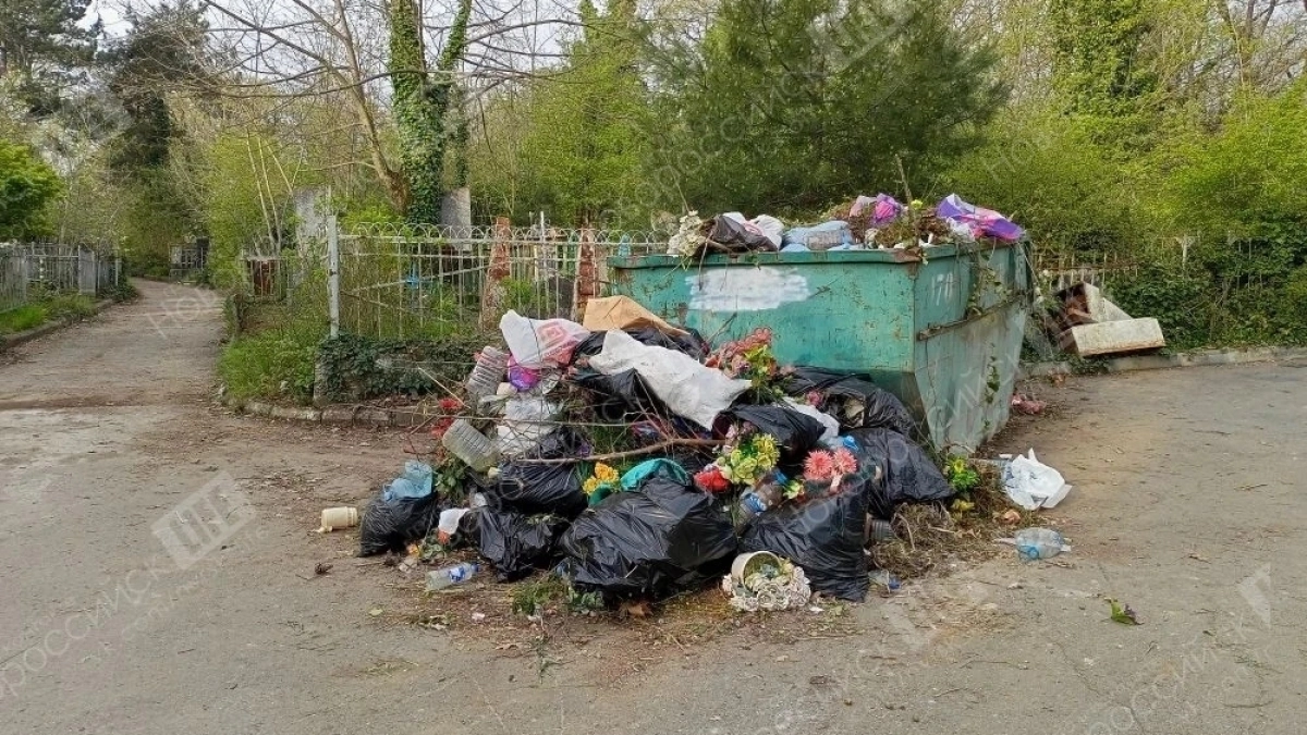«Грязно как на свалке!»: новороссийцы пожаловались на мусор на кладбище «Солнечное» 
