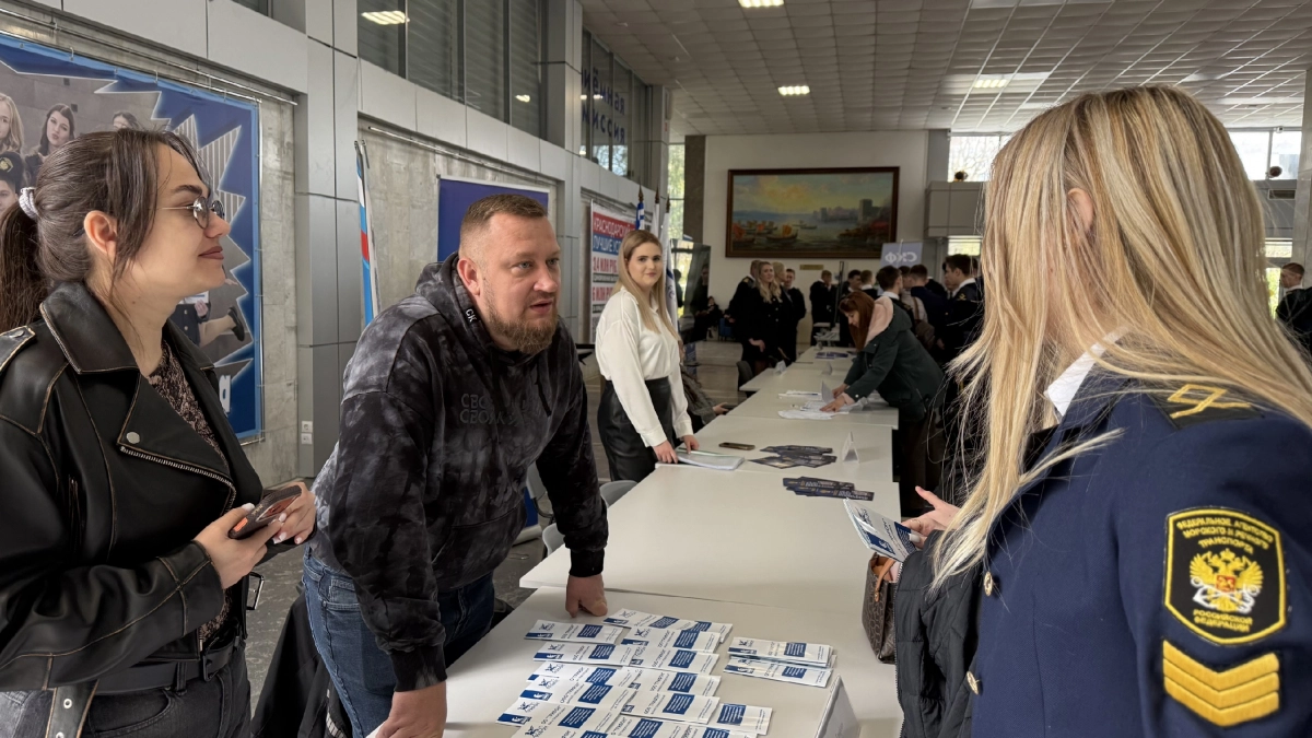 Сегодня в Ушаковке прошла традиционная Ярмарка вакансий   