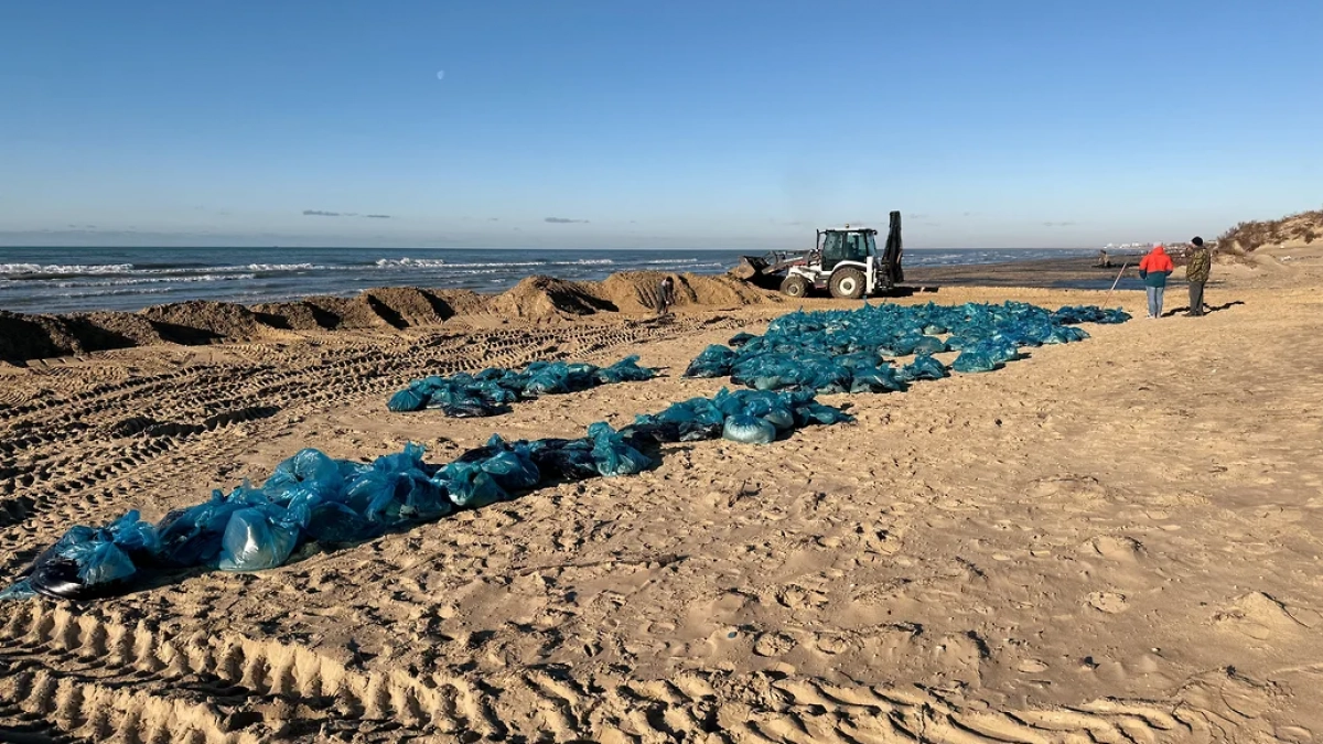 Курорт готовится к сезону: на пляжи Анапы тоннами доставляют новый грунт