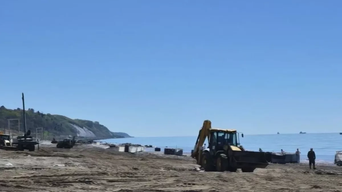 В Туапсе убрали уже 2,5 тысячи кубов нефтяного грунта