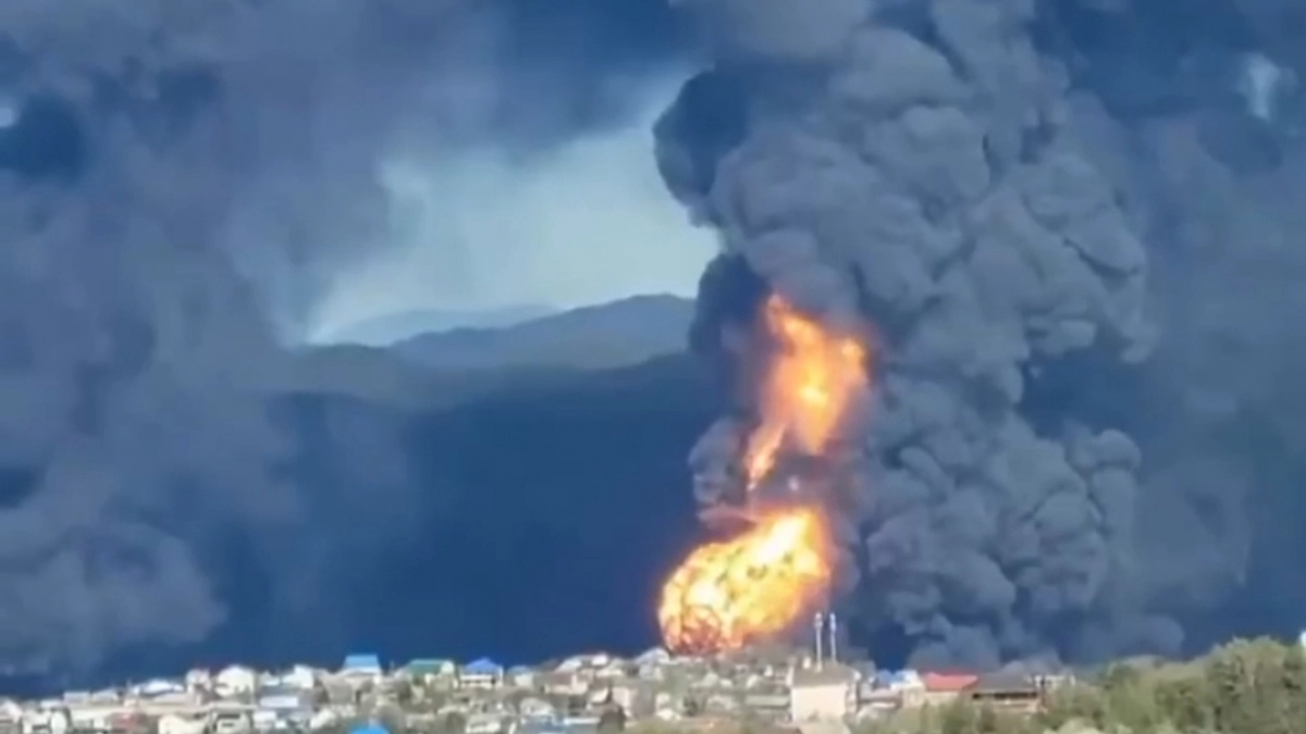 Глава МЧС России прибыл в Туапсе: в округе введен режим ЧС, люди размещены в гостинице, открытое горение на НПЗ продолжается 