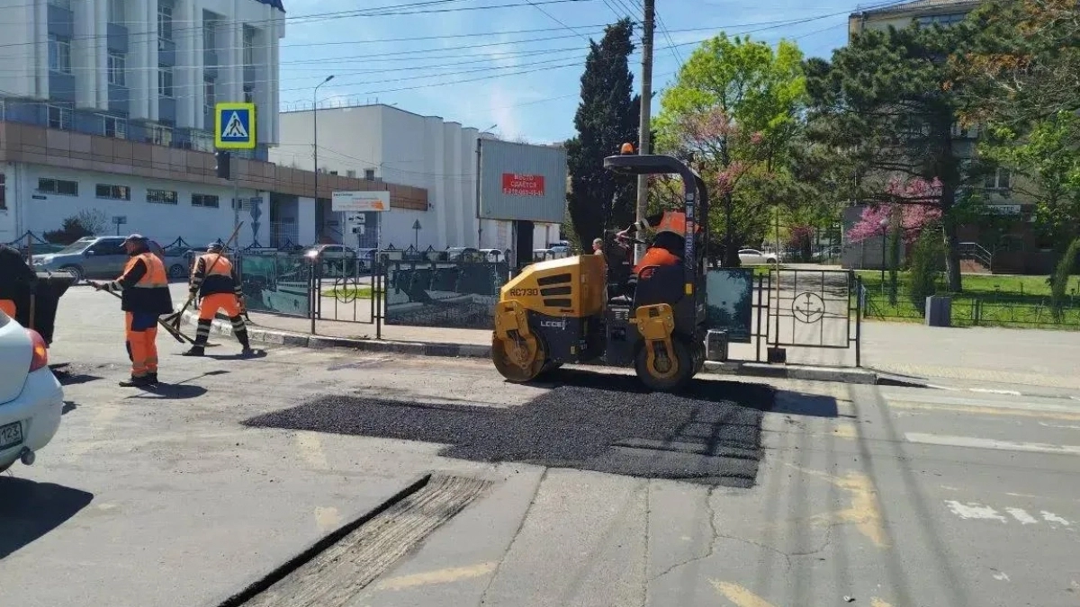 Пробка длиною в жизнь: центр Новороссийска второй день подряд «стоит мертво» из-за ремонта дороги  