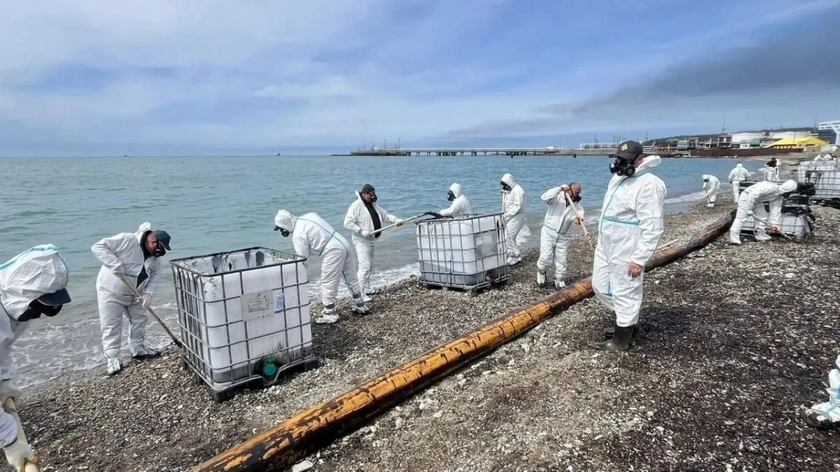 Оперштаб показал, как Туапсе отмывают от мазута: сотни людей круглосуточно спасают берег 